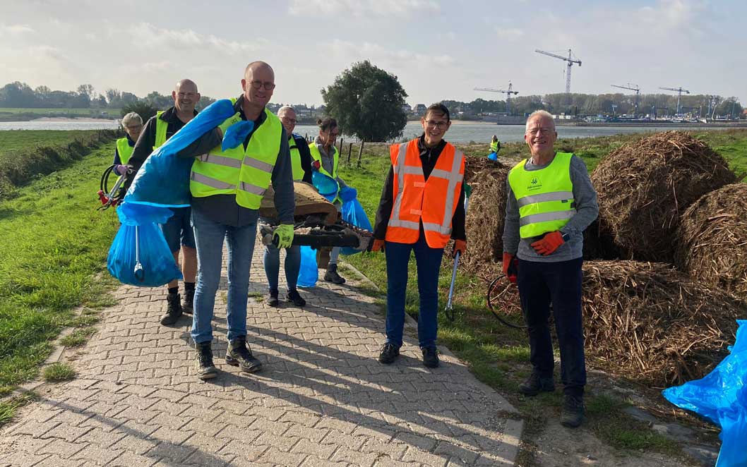 Zwerfafval.-Schone-Waal.-Vrijwilligers-met-troep